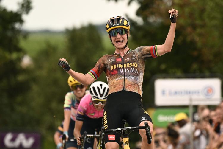 Marianne Vos jubler over sejren, der også indbragte hende den gule førertrøje i Tour de France.
 Foto: Jeff Pachoud/Ritzau Scanpix