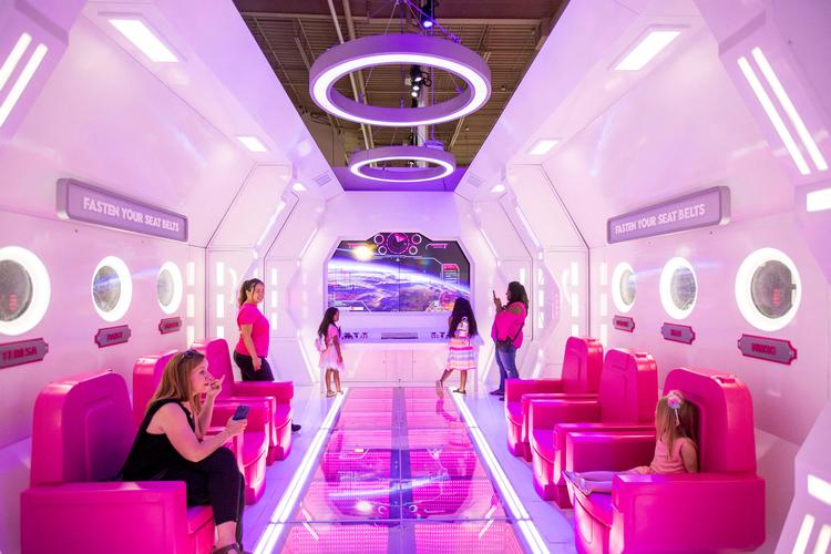 Firmaet Mattel gør, hvad de kan for at promovere historiens bedst sælgende dukke. Til næste år kommer den første Barbie-film med levende skuespillere (Margot Robbie som Barbie, Ryan Gosling som Ken), og nu har de også slået dørene op til en Barbie-udstilling. Foto: Carlos Osorio/Ritzau Scanpix