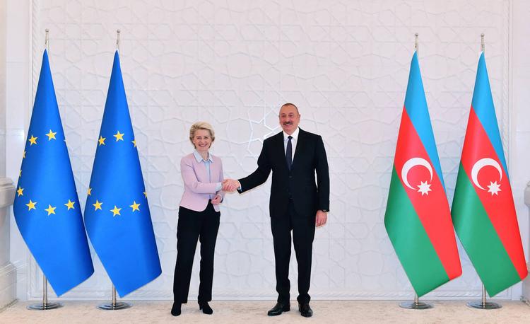 En glad formand for EU-Kommissionen, Ursula von der Leyen trykker hånd med Aserbadsjans præsident, Illham Aliyev. Der er mere gas på vej. I forsøget på at vriste sig ud af afhængigheden af Vladimir Putins naturgas, har EU i lyntempo forstærket politiske og økonomiske bånd til andre udemokratiske og undertrykkende regimer i både Mellemøsten og Centralasien.
     Foto: Handout/Ritzau Scanpix