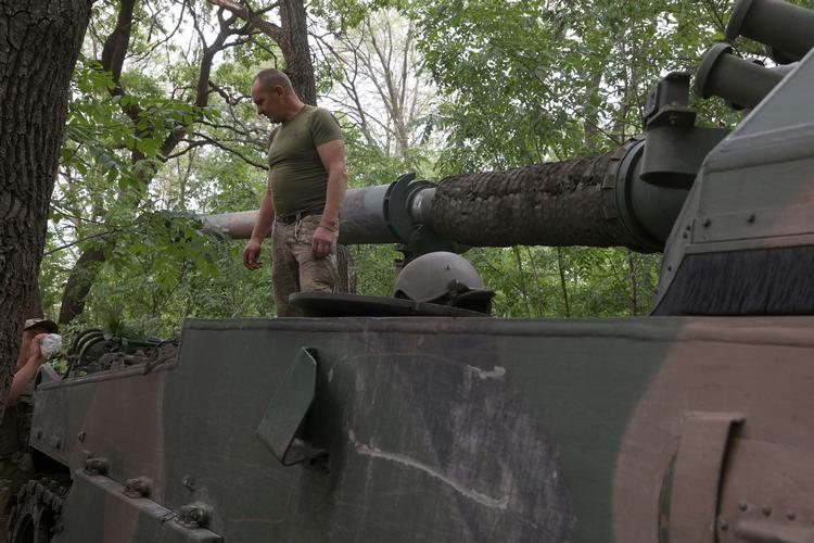 Ukrainsk soldat står på en polsk haubits ved frontlinjen i Donetsk, 26. juli. Rusland har netop opnået en strategisk sejr med overtagelsen af et kulkraftværk i regionen. Foto: Anatolii Stepanov/Ritzau Scanpix