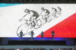  Kraftwerk optræder foran et bagtæppe med det ikonisk, grafiske cover til 'Tour de France Soundtrack' i hjembyen Düsseldorf i 2017, da Tour de France startede der. Som en slags tilbagebetaling for de tyske nørders musikalske  hyldest. Foto: David Young/Ritzau Scanpix