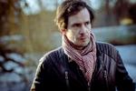 I 'Bibelen Leth fortalt' guider Kristian Leth os igennem 'Bibelen'. Det går over stok og sen, men det er både underholdende og tankevækkende.  Foto: Miriam Dalsgaard