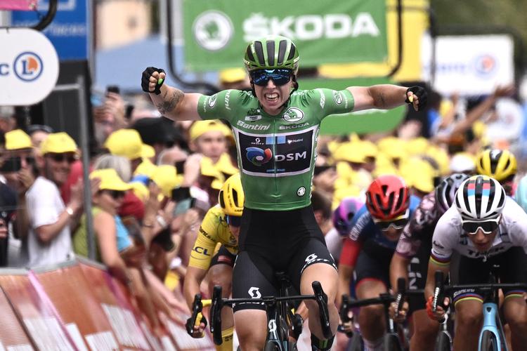 Med en kraftfuld finish sikrer den 23-årige hollænder Lorena Wiebes sig sin anden etapesejr i Tour de France.
 Foto: Jeff Pachoud/Ritzau Scanpix