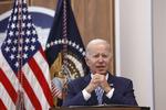 WASHINGTON, DC - JULY 28: U.S. President Joe Biden gives remarks during a meeting on the U.S. Economy with CEOs and members of his Cabinet in the South Court Auditorium of the White House on July 28, 2022 in Washington, DC. During the meeting, President Biden was given a note by an aide which indicated that Creating Helpful Incentives to Produce Semiconductors (CHIPS) for America Act had received enough yes votes in the House of Representatives to pass the legislation. Anna Moneymaker/Getty Images/AFP == FOR NEWSPAPERS, INTERNET, TELCOS &amp; TELEVISION USE ONLY == Foto: Anna Moneymaker/Ritzau Scanpix