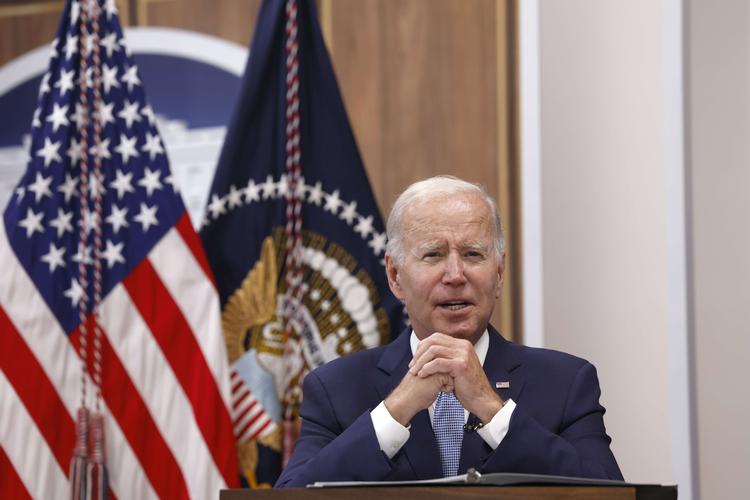 WASHINGTON, DC - JULY 28: U.S. President Joe Biden gives remarks during a meeting on the U.S. Economy with CEOs and members of his Cabinet in the South Court Auditorium of the White House on July 28, 2022 in Washington, DC. During the meeting, President Biden was given a note by an aide which indicated that Creating Helpful Incentives to Produce Semiconductors (CHIPS) for America Act had received enough yes votes in the House of Representatives to pass the legislation. Anna Moneymaker/Getty Images/AFP == FOR NEWSPAPERS, INTERNET, TELCOS &amp; TELEVISION USE ONLY == Foto: Anna Moneymaker/Ritzau Scanpix