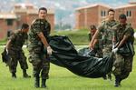 Colombianske soldater bærer to lig af FARC-medlemmer i Antioquia-provinsen.  Foto: Str/Ritzau Scanpix