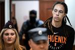Den amerikanske basketballspiller Brittney Griner har siddet varetægtsfængslet i fire måneder i Rusland og risikerer op til ti års fængsel, hvis hun bliver kendt skyldig i at smugle narkotika ind i landet. Foto: Kirill Kudryavtsev/Ritzau Scanpix
