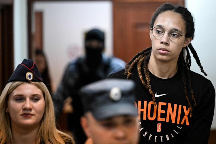 Den amerikanske basketballspiller Brittney Griner har siddet varetægtsfængslet i fire måneder i Rusland og risikerer op til ti års fængsel, hvis hun bliver kendt skyldig i at smugle narkotika ind i landet. Foto: Kirill Kudryavtsev/Ritzau Scanpix