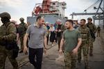 Præsidentkontoret i Kyiv har offentligt dette billede fra præsident  Zelenskyj lynvisit på havnen i Tjornomorsk. Skibet i baggrunden er et tyrkisk fragtskib.
T Foto: Str/Ritzau Scanpix
