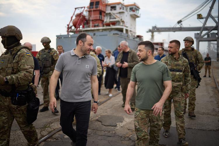 Præsidentkontoret i Kyiv har offentligt dette billede fra præsident  Zelenskyj lynvisit på havnen i Tjornomorsk. Skibet i baggrunden er et tyrkisk fragtskib.
T Foto: Str/Ritzau Scanpix