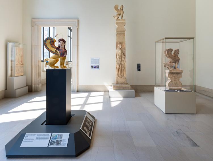Sfinksen er netop nu udstillet sammen med andre kolorerede skulpturer på The Metropolitan Museum of Art i New York. 