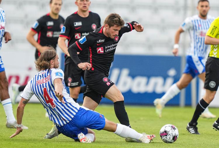 Med sine mål til 1-0 og 3-1 mod Bjørn Paulsen (tv.) og OB er Anders Dreyer (th.) på tre scoringer i sæsonens tre Superligakampe. Foto: Claus Fisker/Ritzau Scanpix