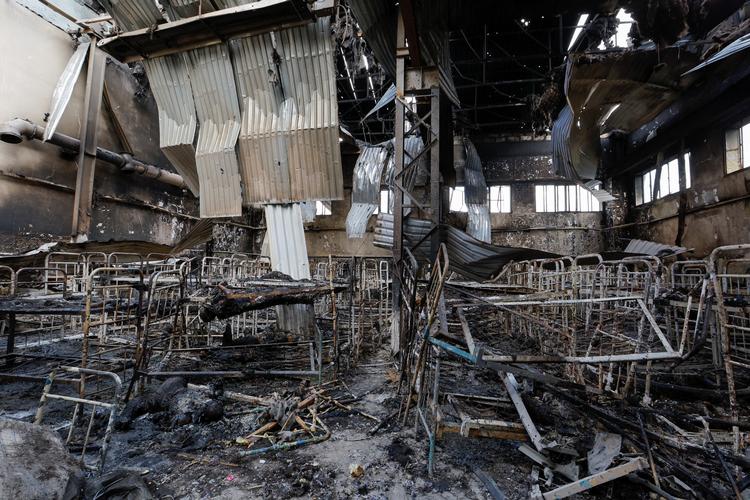 Fangelejren ligger ved landsbyen Olevnika, i den sydlige Donetsk-region. Fotoet viser angiveligt en sovesal, der blev ramt af artilleri. Foto: Alexander Ermochenko/Ritzau Scanpix