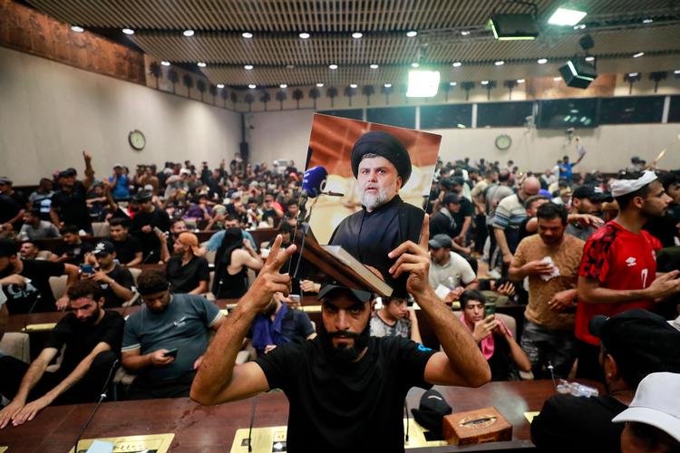 Demonstranter i Irak har lørdag stormet landets parlament i Bagdad. Foto: Ahmad Al-rubaye/Ritzau Scanpix