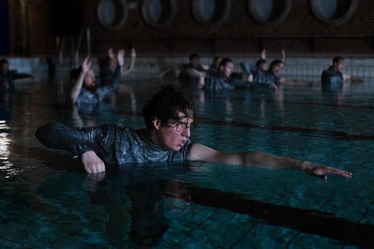 'Crawl, Crawl, Crawl' er noget så sjældent som et korværk om velfærdsstaten, iscenesat i en svømmehal.  Foto: Louise Herrche Serup