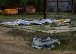 53 personer blev angiveligt dræbt i angrebet. Efterfølgende blev de mange lig båret udenfor og lagt under presenninger. Foto: Alexander Ermochenko/Ritzau Scanpix