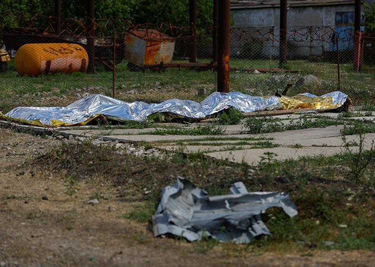 53 personer blev angiveligt dræbt i angrebet. Efterfølgende blev de mange lig båret udenfor og lagt under presenninger. Foto: Alexander Ermochenko/Ritzau Scanpix