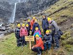 Det gule hold med skribenten til højre skulle forbedre adgangsforholdene til Fossá-vandfaldet. Det frivillige arbejder skaber venskaber, og vi er stadig i kontakt. Foto: Saviour Mifsud/Visit Faroe Islands