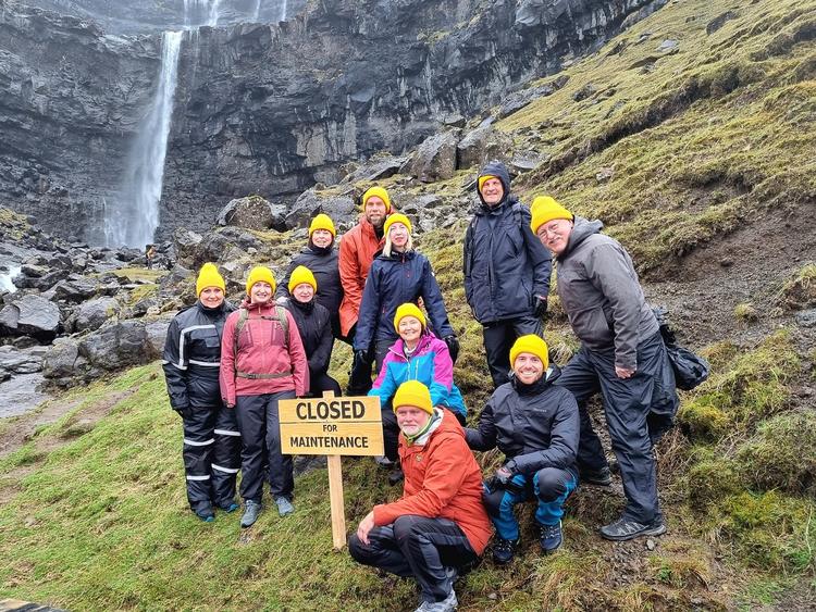 Det gule hold med skribenten til højre skulle forbedre adgangsforholdene til Fossá-vandfaldet. Det frivillige arbejder skaber venskaber, og vi er stadig i kontakt. Foto: Saviour Mifsud/Visit Faroe Islands