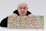 Damien Hirst og nogle af de værker, han har solgt som del af 'The Currency'-projektet. Pressefoto af Prudence Cuming Associates Ltd. © Damien Hirst and Science Ltd. 