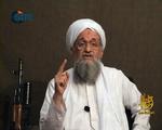 Med våben i hånden i en video offentliggjort i september 2012 poserer Ayman al-Zawahiri, indtil søndag leder af terrorbevægelsen al-Queda. Zawahiri blev dræbt i den afghanske hovedstad Kabul i et amerikansk droneangreb. Foto: -/Ritzau Scanpix