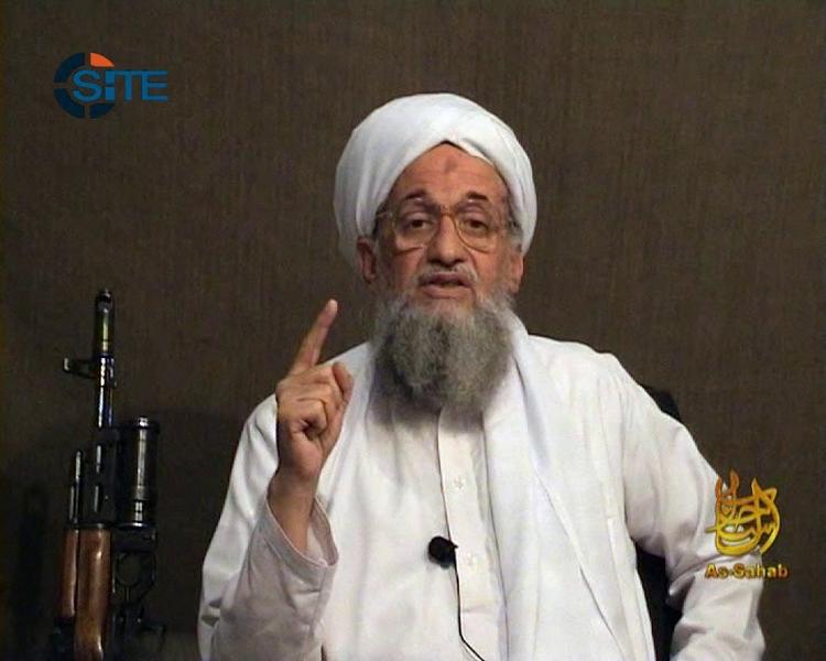 Med våben i hånden i en video offentliggjort i september 2012 poserer Ayman al-Zawahiri, indtil søndag leder af terrorbevægelsen al-Queda. Zawahiri blev dræbt i den afghanske hovedstad Kabul i et amerikansk droneangreb. Foto: -/Ritzau Scanpix