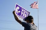 Olathe, KANSAS - AUGUST 01: A supporter of the Vote Yes to a Constitutional Amendment on Abortion holds up a sign along 135th Street on August 01, 2022 in Olathe, Kansas. On August 2, voters will vote on whether or not to remove protection for abortion from the state constitution. Kyle Rivas/Getty Images/AFP == FOR NEWSPAPERS, INTERNET, TELCOS &amp; TELEVISION USE ONLY == Foto: Kyle Rivas/Ritzau Scanpix
