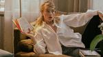 Ida Engvoll spiller Sofie Rydman, der er så fleksibel og omstillingsparat, at hun ikke aner, hvad hun selv vil, i den svenske serie om et forlag, som hun skal omstille til de nye tider.  Pr-foto Ulrika Malm/Netflix