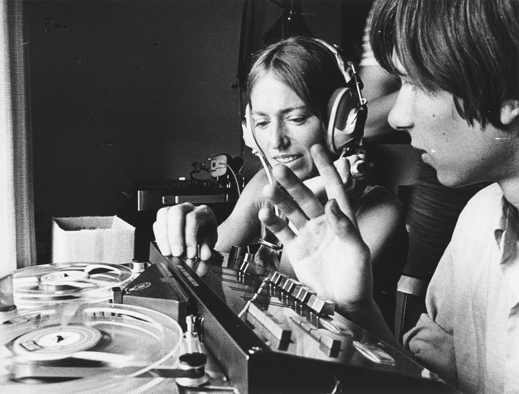Kursister i Holstebros avancerede elektronmusikstudie i 1969, hvor komponisten Jørgen Plaetner som byens første stadskomponist var initiativtager og leder.  Foto: Privatfoto
