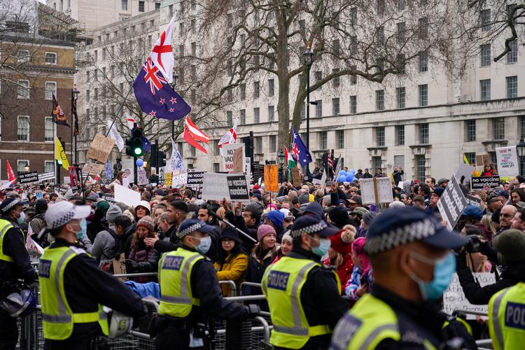 Der har været talrige demonstrationer imod coronarestriktioner de sidste år i London. Billedet her er fra en demonstration i januar 2022 på Downing Street. Foto: Alberto Pezzali/Ritzau Scanpix