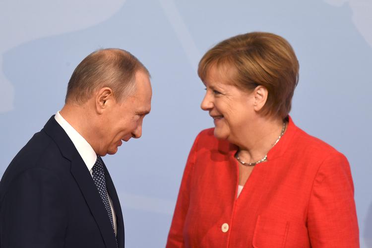    Angela Merkel og Vladimir Putin til G-20 møde i Hamborg i 2017, hvor de øvrige vestlige ledere også var til stede. På det tidspunkt havde han annekteret Ukraine, meh han var langt fra en 'paria'. Arkivfoto  Malte Ossowski/sven Simon