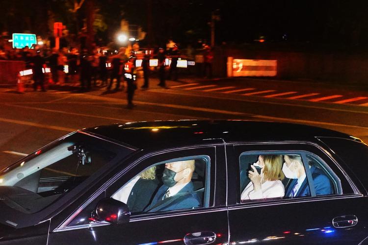 Nancy Pelosi ankommer sent tirsdag lokal tid til sit hotel i Taipei. Onsdag skal hun mødes med parlamentet og præsidenten - officielt på egne vegne.  Foto: Handout/Ritzau Scanpix