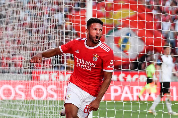 Med to hovedstødsmål og en afslutning mellem benene på FC Midtjyllands islandske målmand Elias Olafsson bidrog 21-årige 
Goncalo Ramos med et hattrick til Benficas 4-1-sejr.
   Foto: Miguel A. Lopes/Ritzau Scanpix