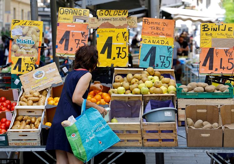     Prisernes himmelflugt er med til at gøre franskmændene pessimistiske. Lønninger og pensioner kan ikke følge med, og det handler om at sammenligne priserne som her på et marked i Nice.   Foto: Eric Gaillard/Ritzau Scanpix