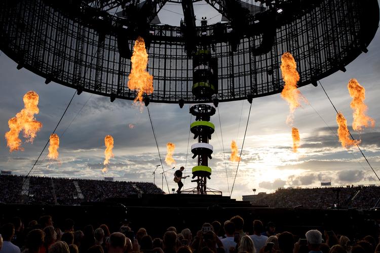 Scenens design var en oplevelse i sig selv, da Ed Sheeran onsdag gav koncert i Øresundsparken, Tårnby.  Foto: Finn Frandsen