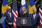 Den svenske statsminister Magdalena Andersson og den finske præsident, Sauli Niinistö, var tidligere på sommeren på besøg hos den amerikanske præsident, joe Biden. Nu har de amerikanske politikere i Senatet sagt god for, at de to lande kan blive nye medlemmer af Nato. Foto: Mandel Ngan/Ritzau Scanpix
