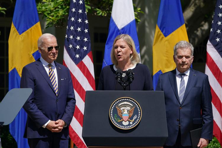 Den svenske statsminister Magdalena Andersson og den finske præsident, Sauli Niinistö, var tidligere på sommeren på besøg hos den amerikanske præsident, joe Biden. Nu har de amerikanske politikere i Senatet sagt god for, at de to lande kan blive nye medlemmer af Nato. Foto: Mandel Ngan/Ritzau Scanpix