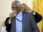 Bill Russell modtog i 2011 æren og medaljen 'Medal of Freedom af tidligere præsident, Barack Obama. Det skete ved en ceremoni i Det Hvide Hus.  Foto: Jim Watson/Ritzau Scanpix