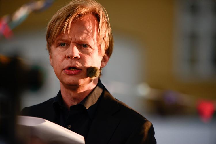 Clement Kjersgaard har i årevis haft debatprogrammer med politikere, som her på årets Folkemøde på Bornholm, men på DR har han også en række 'samtalesaloner' med personer fra kulturlivet.  Foto: Anders Beier/DR