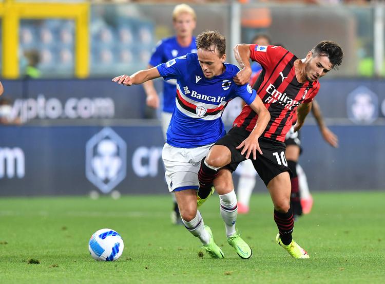 Mikkel Damsgaard mens han spillede i Sampdoria - her i direkte kamp mod AC Milans Brahim Diaz. Foto: Jennifer Lorenzini/Ritzau Scanpix