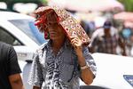 Når temperaturen i skyggen ligger over 50 grader som her i Irak, så gælder alle kneb for at beskytte sig mod solen.  Foto: Ameer Al-mohammedawi/Ritzau Scanpix