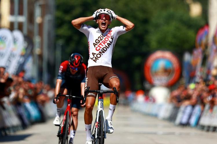 Den 20-årige franskmand Bastien Tronchon kan næppe tro, at han har vundet sit første løb som professionel. Foto: AG2R Citroën. 