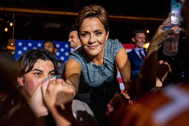     PHOENIX, ARIZONA - AUGUST 01: Republican gubernatorial candidate Kari Lake greets supporters after speaking at a campaign event on the eve of the primary, attended also by U.S. senatorial candidate Blake Masters at the Duce bar on August 01, 2022 in Phoenix, Arizona. Lake, who has the endorsement of former President Donald Trump, is facing Karrin Taylor Robson, who is being backed by former Vice President Mike Pence. Brandon Bell/Getty Images/AFP == FOR NEWSPAPERS, INTERNET, TELCOS &amp; TELEVISION USE ONLY ==   Foto: Brandon Bell/Ritzau Scanpix