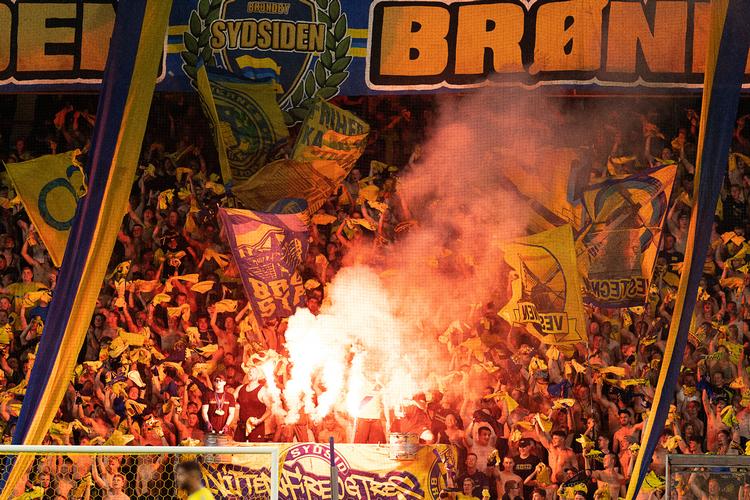 Stemningen var høj på Brøndby Stadion, da hjemmeholdet sendte Basel hjem med et nederlag. Inden kampstart gik en gruppe af hjemmeholdets fans dog langt over stregen. Foto: Claus Bech/Ritzau Scanpix