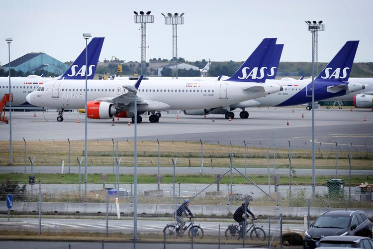 Mens SAS' passagerfly stod parkeret i Københavns Lufthavn søgte passagererne over til konkurrenterne i Norwegian og Widerøe. Foto: Jens Dresling