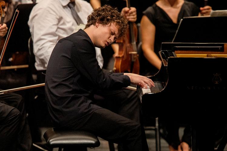 Det er ikke mere end få år siden, pianisten Gustav Piekut indledte sin karriere. I dag modtages han som en rockstjerne, når han indtager scenen. Foto: Finn Frandsen