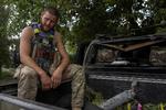 En ukrainsk soldat puster ud efter at have været med til at afvise et russisk fremstød ved Bakhmut på det østlige frontafsnit.
 Foto: Bulent Kilic/Ritzau Scanpix