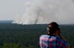 Røgen væltede op over Grunewald-skoven i Berlin, og et ammunitionslager midt i branden gjorde det farligt for brandfolkene at slukke ilden.
 Foto: Ina Fassbender/Ritzau Scanpix