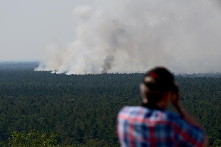 Røgen væltede op over Grunewald-skoven i Berlin, og et ammunitionslager midt i branden gjorde det farligt for brandfolkene at slukke ilden.
 Foto: Ina Fassbender/Ritzau Scanpix