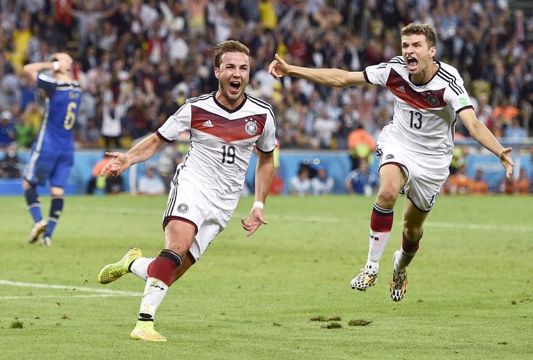  Mario Götze blev matchvinder, da Tyskland vandt verdensmesterskabet i 2014. Thomas Müller (th.) var også med. Foto: Kyodo/Ritzau Scanpix